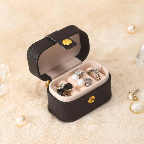 Exquisite and compact, it can be carried around and put into a bag, suitable for going out or traveling. Allows you to place rings easily, which are tightly stored and not easy to fall off.