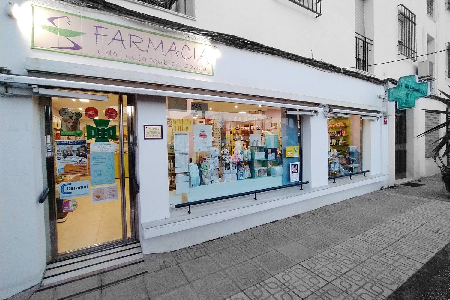 Interior de Farmacia Carmen Ortiz en Benacazón (Sevilla)
