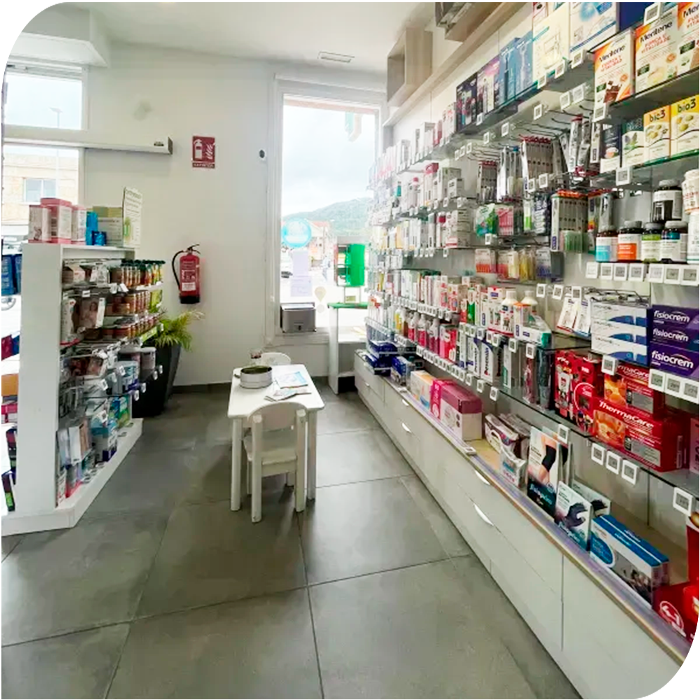 Interior de la Farmacia Fra, en A Coruña