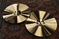 Energetic, brilliant open sound. Clear, piercing chick sound when closed. A powerful set of hi-hats that are excellent for rock and heavy metal.