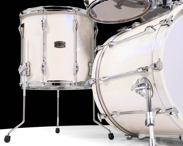 Yamaha Recording Custom 4pc Shell Pack Polar White floor tom closeup