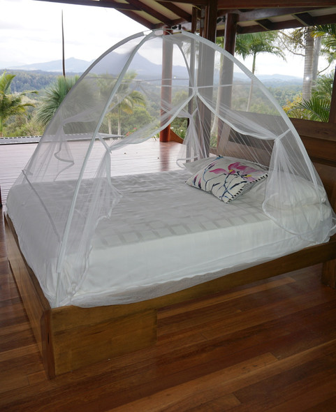 Pop up freestanding mosquito net over a Double to King bed