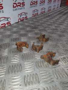 BMW 320D INJECTOR CLAMP CLIPS (PAIR) E90 N47 2.0 DIESEL 2007