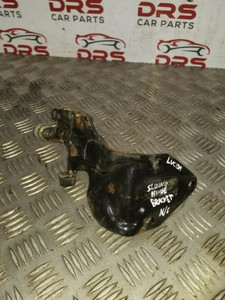 TOYOTA LUCIDA SLIDING DOOR HINGE RUNNER BRACKET N/S ESTIMA 1990 - 1999