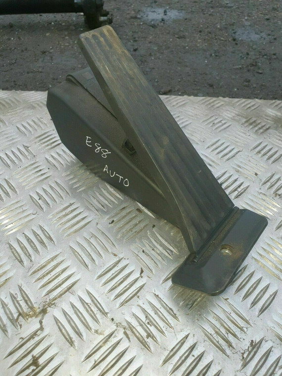BMW 1 SERIES THROTTLE PEDAL M SPORT E88 CABRIO CONVERTIBLE COUPE 120D E87 E82 E8