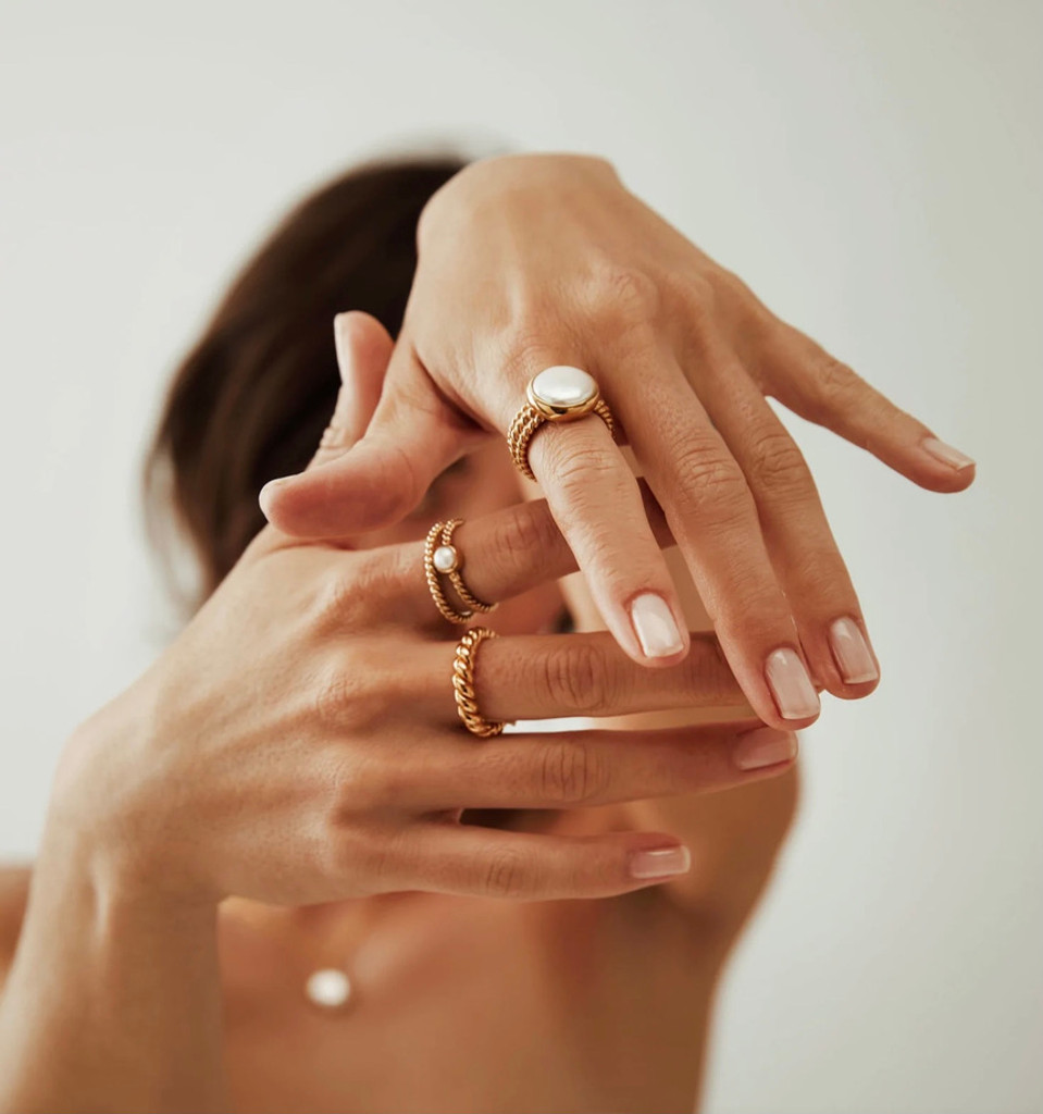 COIN PEARL TWISTED BAND RING