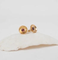 GOLD GARNET VESSEL STUD