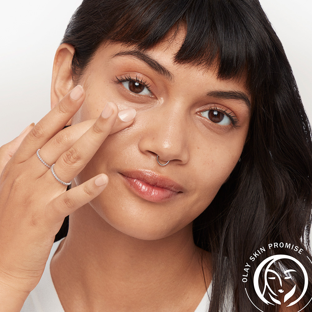 applying the gydration serum on face skin applying the gydration serum on face skin