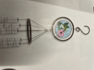 Stained Glass Sonnet has 5 center pinned tubes that emit sweet gentle tones. Popular sentiment is printed directly on the tubes. Quality glass headers and sails are two-sided, sculpted and hand painted. Crafted from aluminum and industrial cord, adjustable striker. Chimes tubes measure 7/8" diameter.

Versus:  "Those who touch our lives stay in or hearts forever." Hummingbird