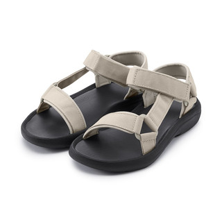 Sandalen mit Klettverschluss.