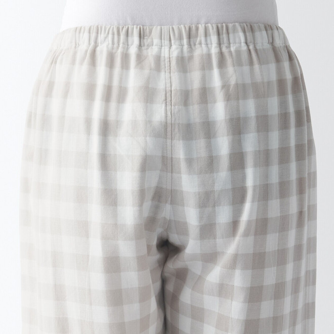 Doppelgaze‐Pyjama ohne Seitennähte mit langen Ärmeln und Kragen 24S