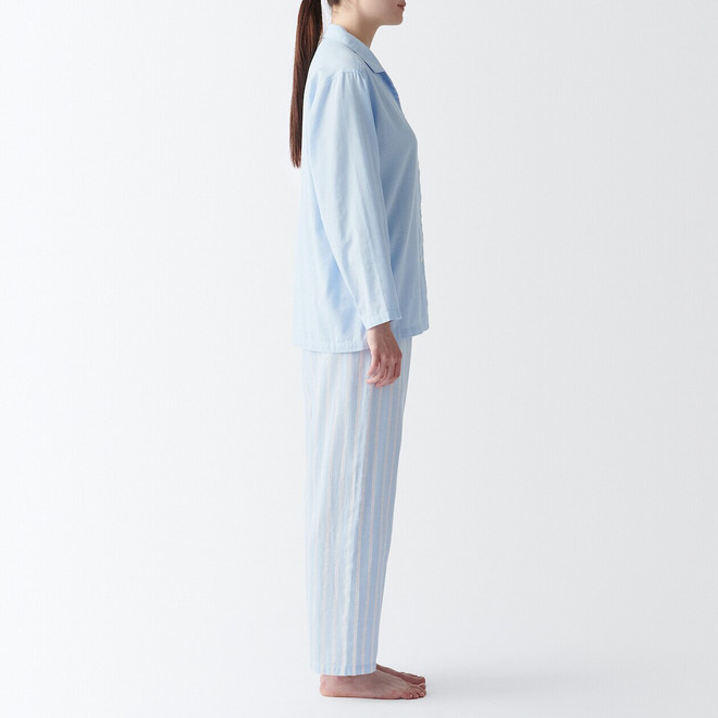 Doppelgaze‐Pyjama ohne Seitennähte mit langen Ärmeln und Kragen 24S
