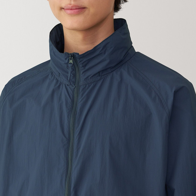 Herren wasserabweisender, einsteckbarer Windbreaker.