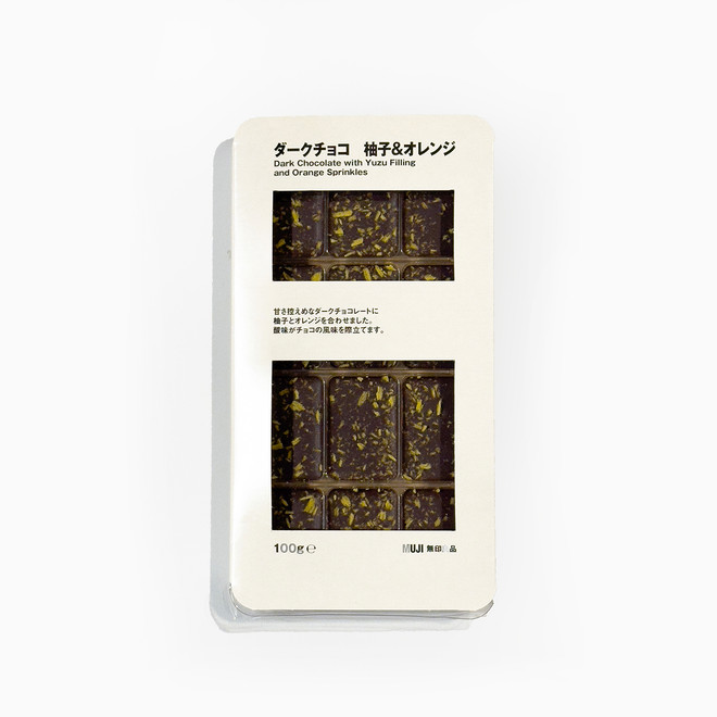 Zartbitterschokolade mit Yuzu‐Füllung und getrockneten Orangenstücken Zartbitterschokolade mit Yuzu‐Füllung und getrockneten Orangenstücken