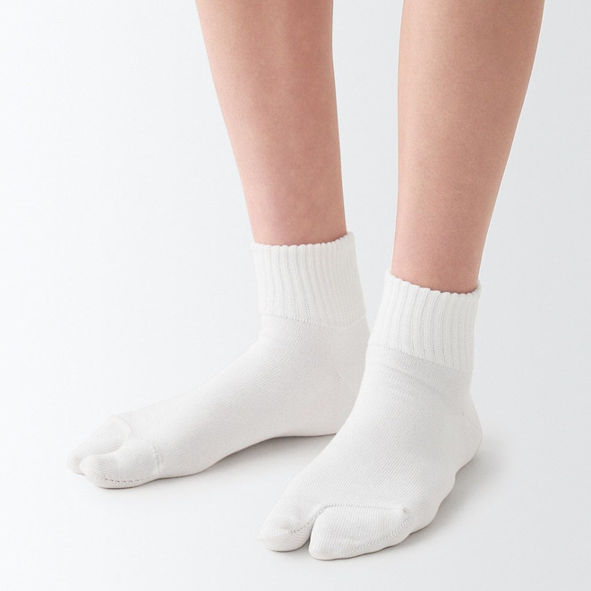 Damen kurze Tabi‐Socken im rechten Winkel