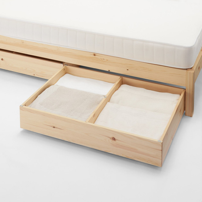Großes Doppelbett aus Kiefernholz..