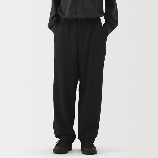 Herrenhose aus Polyester‐Twill mit weitem Bein und bequemen Schnitt Herrenhose aus Polyester‐Twill mit weitem Bein und bequemen Schnitt