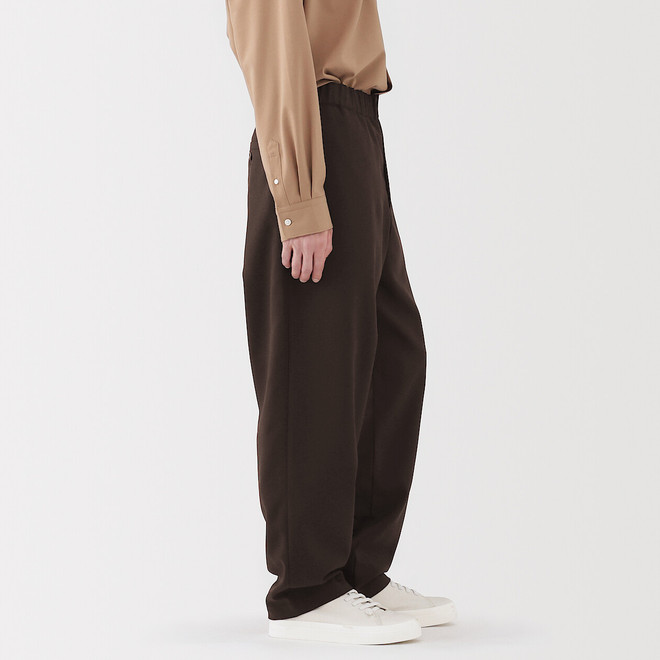 Herrenhose aus Polyester‐Twill mit weitem Bein und bequemen Schnitt Herrenhose aus Polyester‐Twill mit weitem Bein und bequemen Schnitt