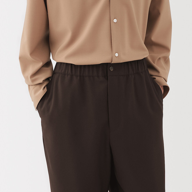 Herrenhose aus Polyester‐Twill mit weitem Bein und bequemen Schnitt Herrenhose aus Polyester‐Twill mit weitem Bein und bequemen Schnitt