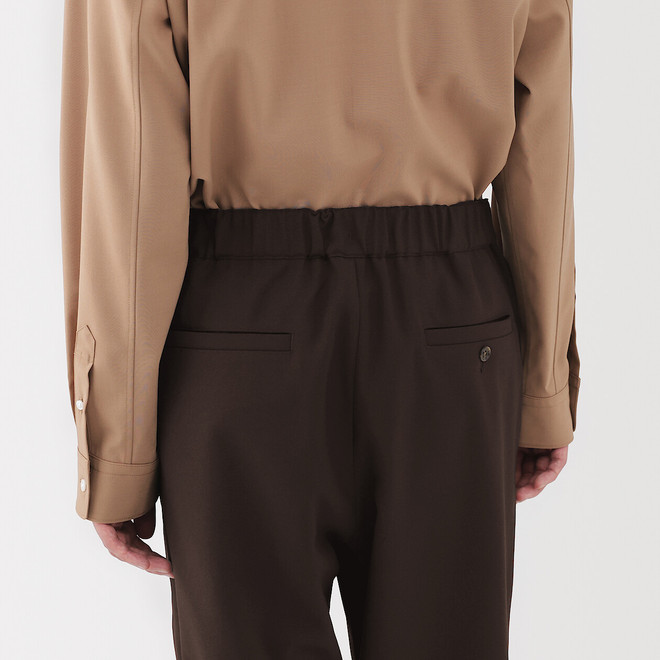 Herrenhose aus Polyester‐Twill mit weitem Bein und bequemen Schnitt Herrenhose aus Polyester‐Twill mit weitem Bein und bequemen Schnitt