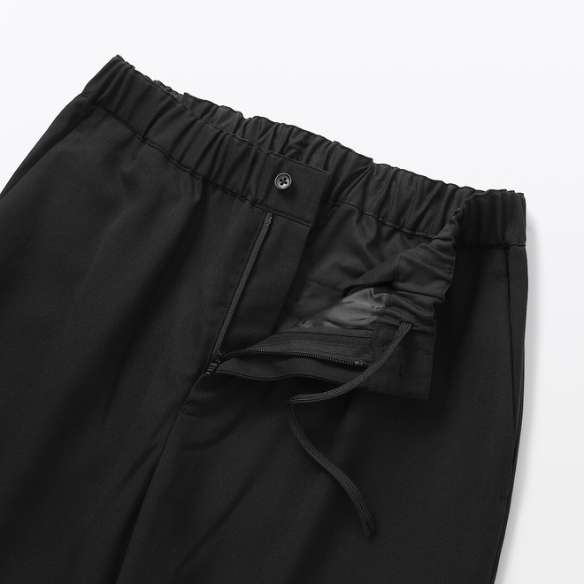 Herrenhose aus Polyester‐Twill mit weitem Bein und bequemen Schnitt Herrenhose aus Polyester‐Twill mit weitem Bein und bequemen Schnitt