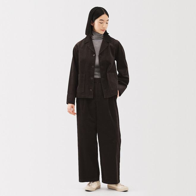 Damenhose aus Kapok‐Cord‐Mischgewebe mit weitem Bein und Bundfalte