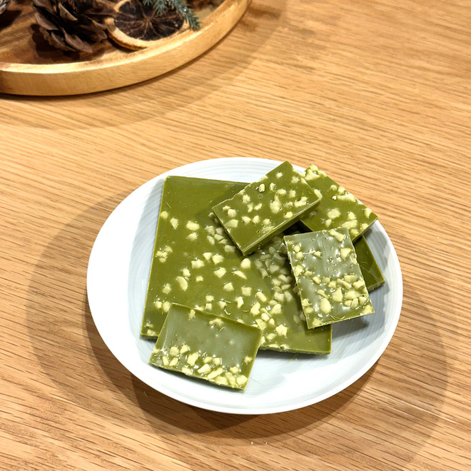 Weiße Schokolade mit Matcha-Grüntee und Weiße-Schokolade-Stückchen
