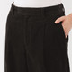 Damenhose aus Kapok‐Cord‐Mischgewebe mit weitem Bein und Bundfalte