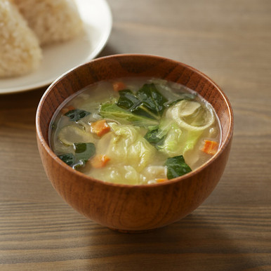 MUJI | Suppe mit Miso‐Reis, Spinat, Frühlingszwiebeln, Kohl, Karotten und Fischbouillon