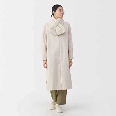 MUJI | Schal aus recyceltem Polyester-Boa-Fleece Hellsandfarben