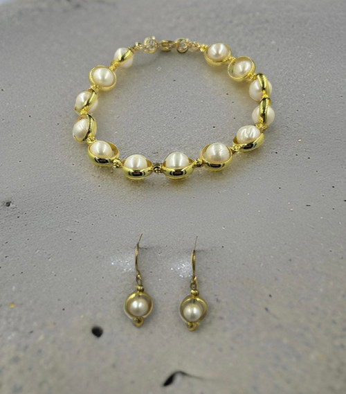 Naturally white pearls with gold trim