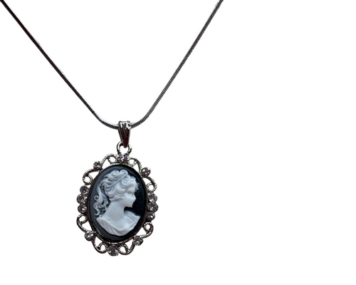 Necklace-Cameo Frame in Med
