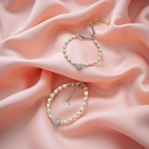 Heart bracelet with shell pearls and silver beads