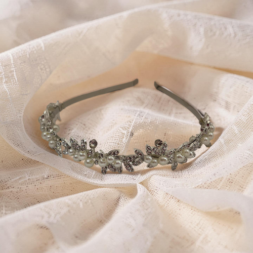 Hairband combination of soft pearls and sparking crystal arranged in a floral design