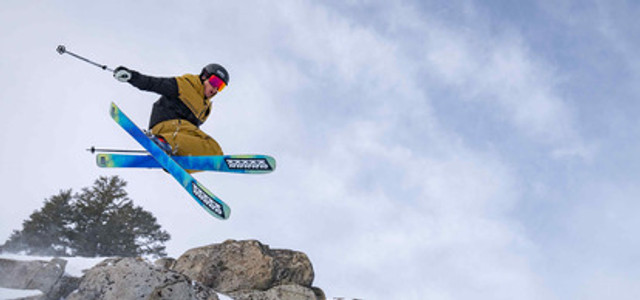 Skiing vs Snowboarding: Choosing the Right Gear, Clothing, & More