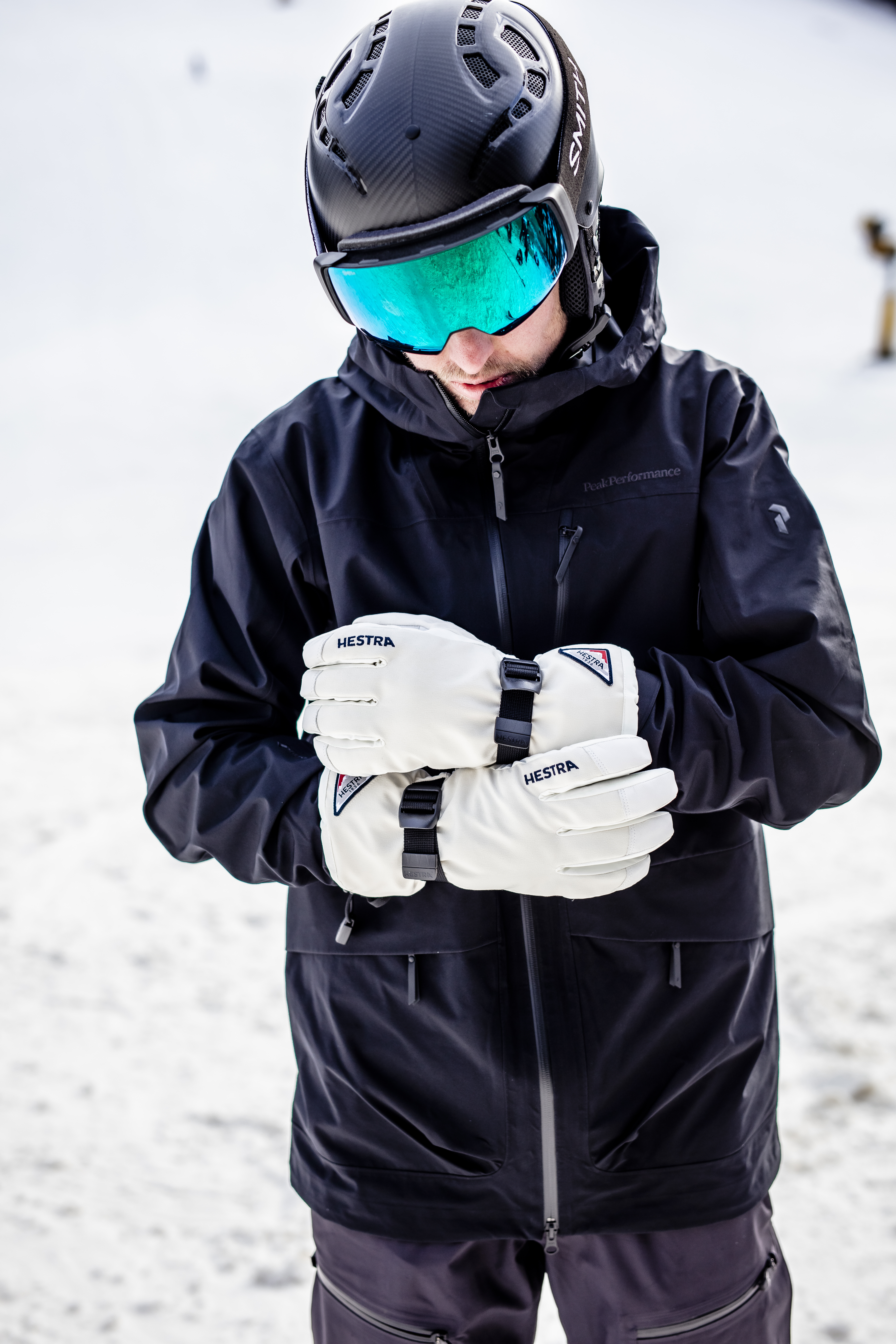 Find Men's Ski Gloves with Top-Notch Features