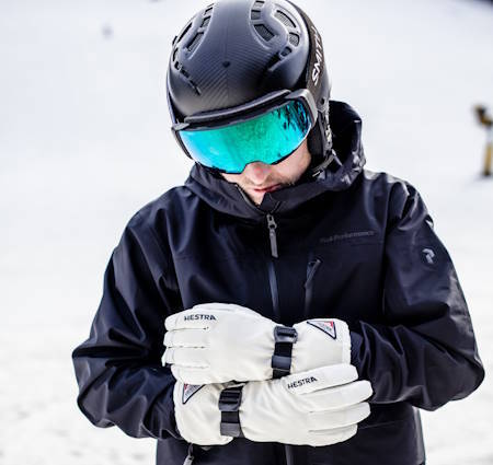 Find Men's Ski Gloves with Top-Notch Features