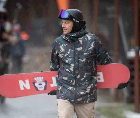Burton: Reserve 2L Jacket + Process Flying V Snowboard