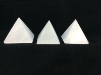 MeldedMind One (1) Polished Satin Spar Selenite Pyramid 1.77in-1.97in Crystal