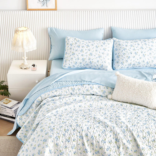 Wake In Cloud - Floral Quilt Set, Coquette Cottagecore Shabby Chic Flower Pattern for Women Teen Girls, Reversible Lightweight Bedspread Coverlet, 3 Pieces, White Blue, Twin/Twin XL Size