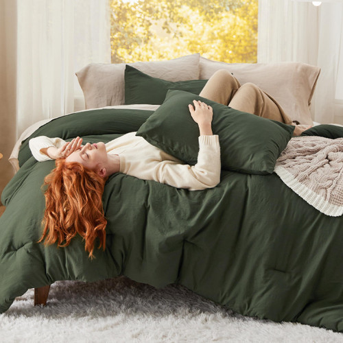 Bedsure Oversized Queen Comforter Set, Dark Green Soft Prewashed Bedding for All Seasons, 3 Pieces GentleSoft™ Down Alternative Bed Set, 1 Lightweight Comforter (98"x98") and 2 Pillowcases (20"x26")