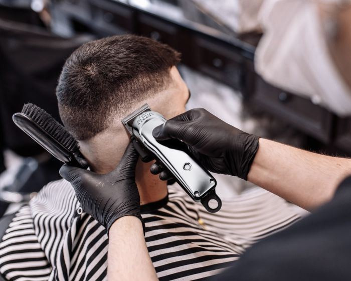 ABSOLUTE ALPHA CLIPPER MATTE. 4 HORAS DE USO Y 2 HORAS DE RECARGA RAPIDA. MODO DE SOPORTE UNIVERSAL PARA USAR CON OTRAS CUCHILLAS FIJAS (ANDIS, WAHL, CALIBER, ETC. 1 MAQUINA CON 3 CUBIERTAS INTERCAMBIABLES.