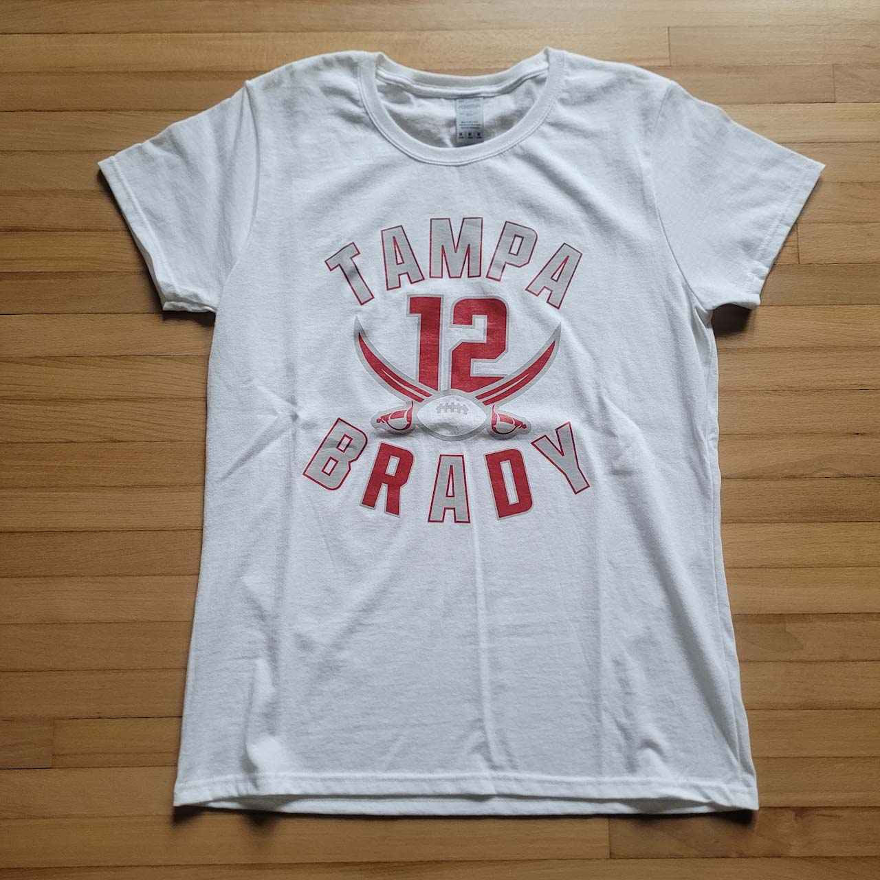 T-Shirt - Tampa Bay Buccaneers Tom Brady - *Actual Size: Ladies Small* -  Treasure Website