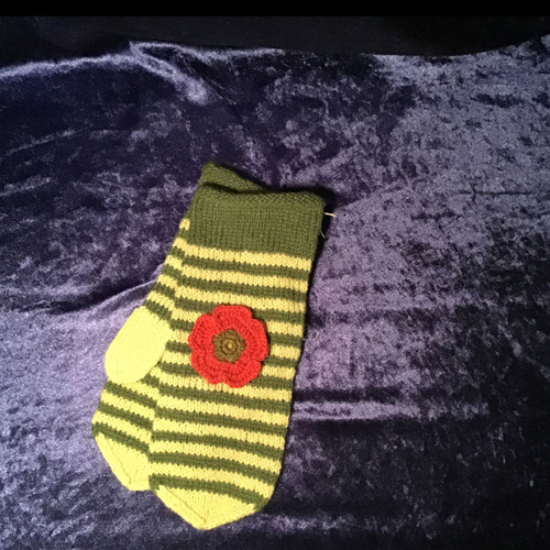 Handstickade Randiga vantar i ull