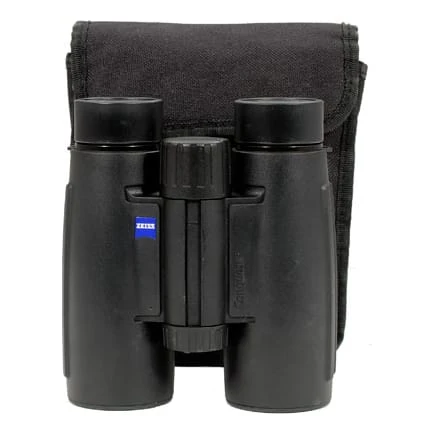 Zeiss Conquest 10x30 T* Binocular. In good condition with very light usage marks. Come with case (NO neckstrap, lens cover, instructions or box)-UB572