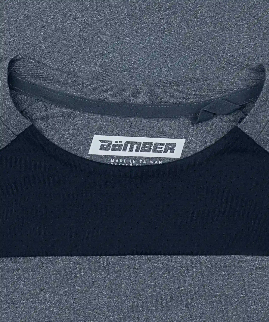 Elevate T-Shirt navy  heather neck label close-up