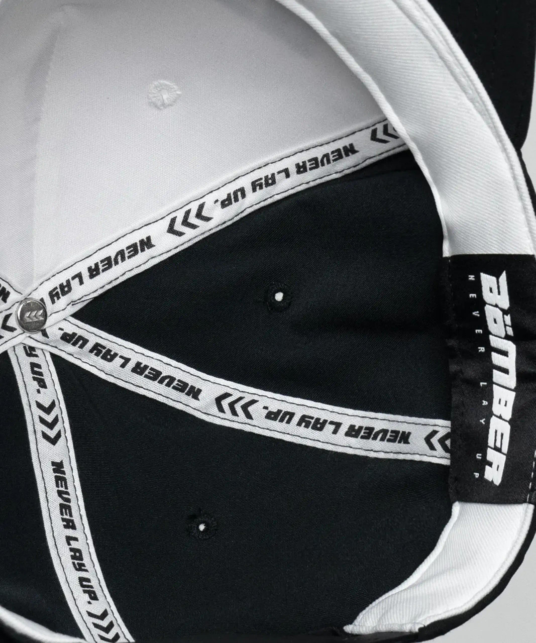 Innenansicht einer schwarzen Performance-Snapback mit schweißableitendem Schweißband