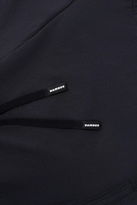 Détail de la poche zippée sur un short d'entraînement technique noir pour femme