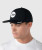 Mann mit schwarzer Bomber-Performance-Snapback-Kappe