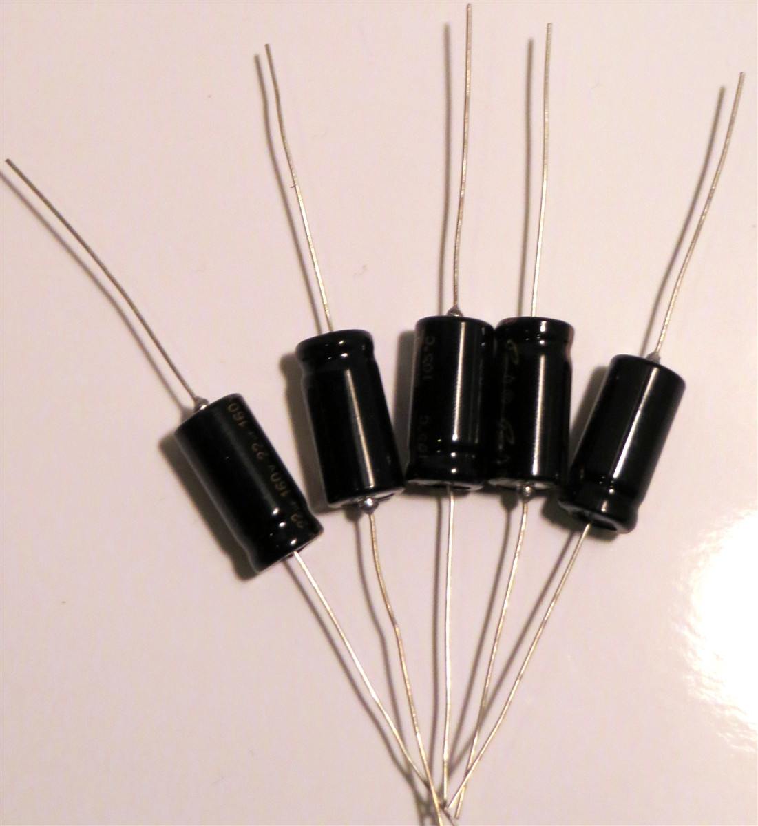 Axial - 22mf @ 160V - package of 5 (Item: C-EA22-160-5)